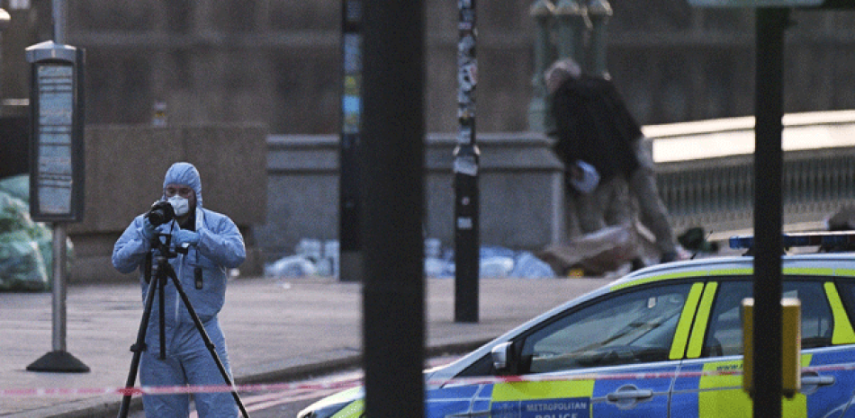 La policía cinetífica recoge evidencias en el lugar del ataque terrorista en el puente de Westminster en Londres, Reino Unido hoy, 22 de marzo de 2017. Cuatro personas han muerto, entre ellas un policía y el atacante, y al menos veinte han resultado heridas en el atentado terrorista cometido ante el Parlamento británico. EFE/Facundo Arrizabalaga