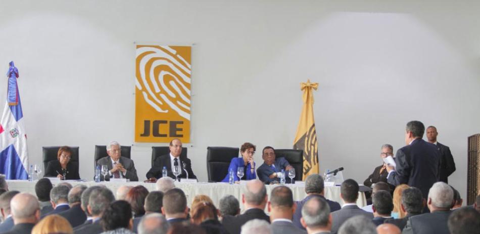 Encuentro. El pleno de la JCE aprobó ayer el reglamento de distribución económica a los partidos.