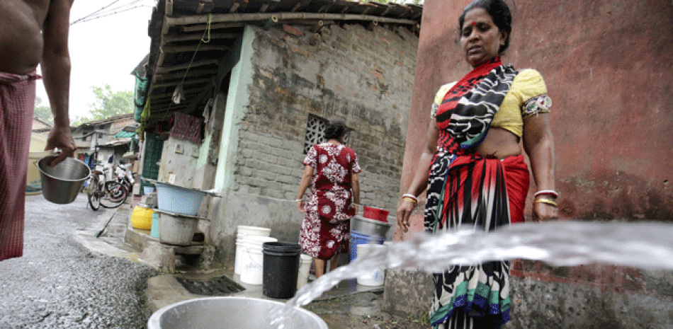 Una mujer llena un cubo de agua en una fueente en Calcuta (India) hoy, 22 de marzo de 2017, el Día Mundial del Agua. EFE/Piyal Adhikary