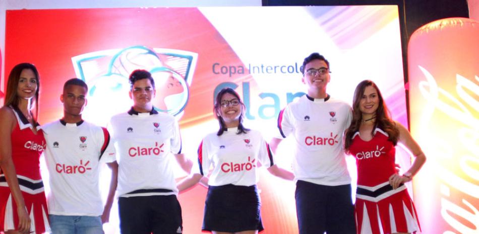 Integrantes del equipo Marvel, del colegio Los Arbolitos, que clasificó para la Gran Final de la Copa Intercolegial Claro de Boliche 2017.