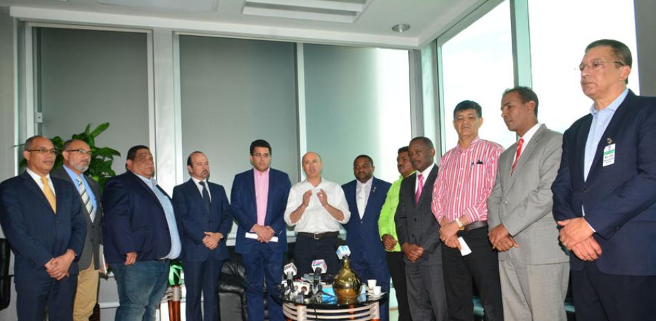 Encuentro. Los alcaldes del Gran Santo Domingo se reunieron con el ministro de Medio Ambiente, Francisco Domínguez Brito y con el representante de la empresa Lajun Corporation.