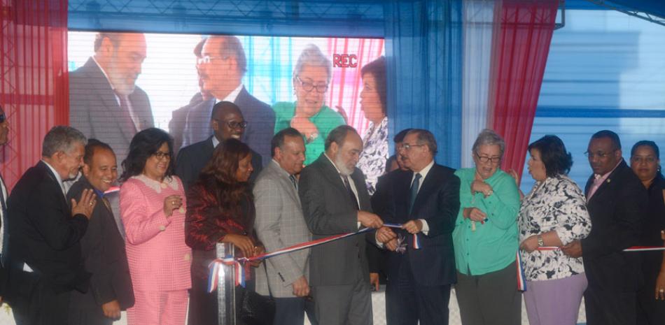 Ceremonia. El presidente Danilo Medina deja inaugurado el Centro de Diagnóstico y Atención Primaria que beneficiará 43,963 habitantes del muncipio de Guerra y comunidades aledañas.