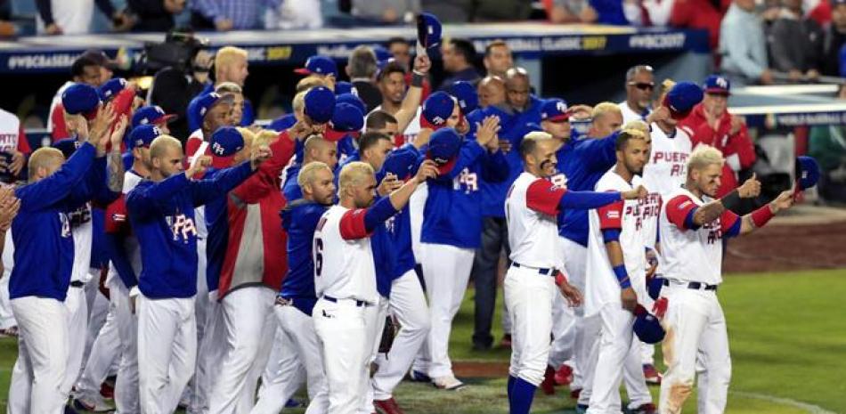 Los jugadores de Puerto Rico felicitan a sus contrincantes de Estados Unidos en la final del Clásico Mundial de Béisbol en el Dodgers Stadium de Los Ángeles.