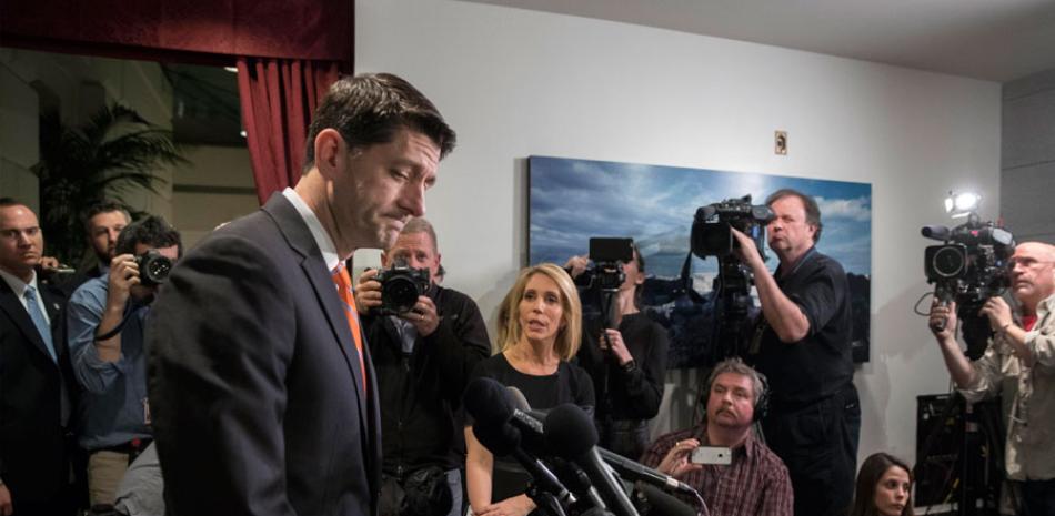 Legislador. El presidente de la Cámara de Representantes, Paul Ryan (izquierda), hace una pausa para realizar comentarios a medios.