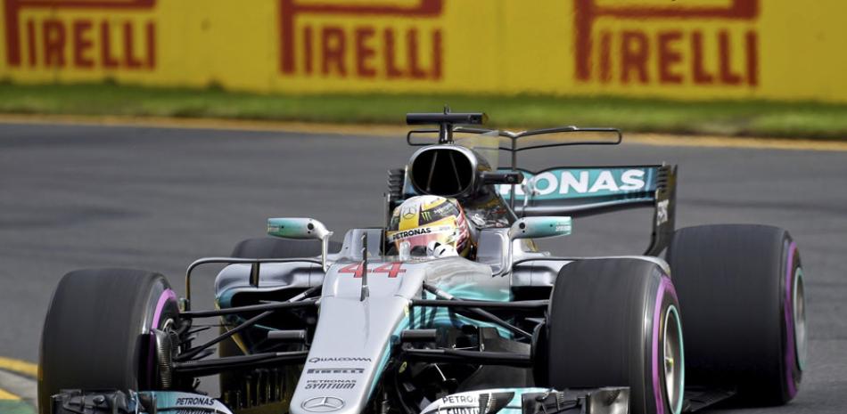 El piloto británico de Fórmula Uno Lewis Hamilton, de Mercedes AMG, dirige su monoplaza durante la sesión de entrenamientos libres celebrada en el circuito de Albert Park hoy, 24 de marzo de 2017