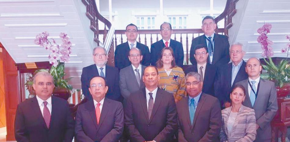 Luis Armando Asunción y Héctor Valdez Albizu, junto a funcionarios del área financiera de países de la región, que participaron en Panamá en la reunión anual de instituciones financieras.