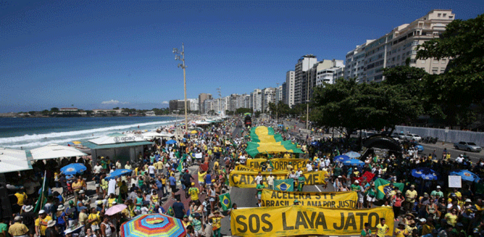 Brasileños participan en una manifestación contra la corrupción hoy, domingo 26 de marzo de 2017, en la playa de Copacabana en la ciudad de Río de Janeiro (Brasil).