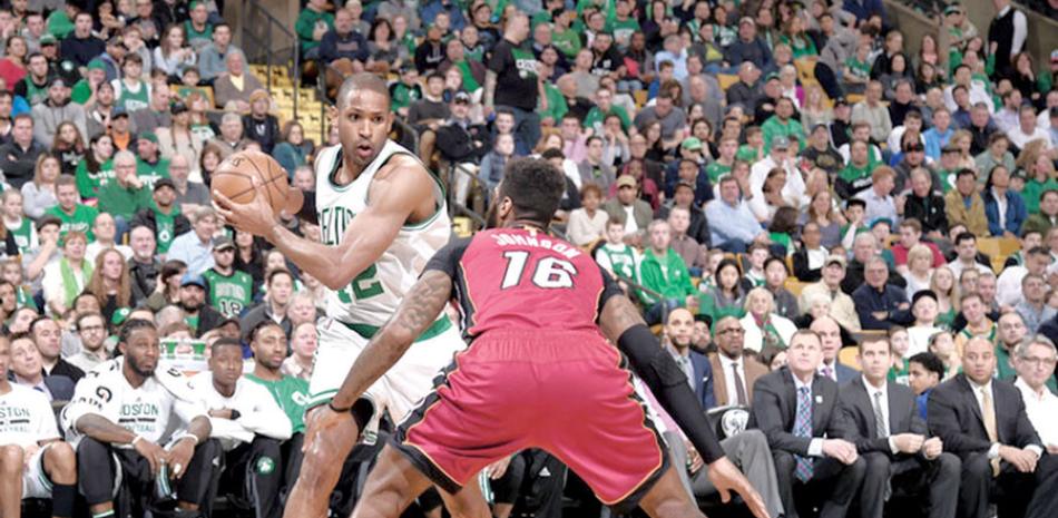 Al Horford, de los Celtics de Boston, trata de hacer ofensiva ante la defensa de Jame Johnson, del Heat de Miami.