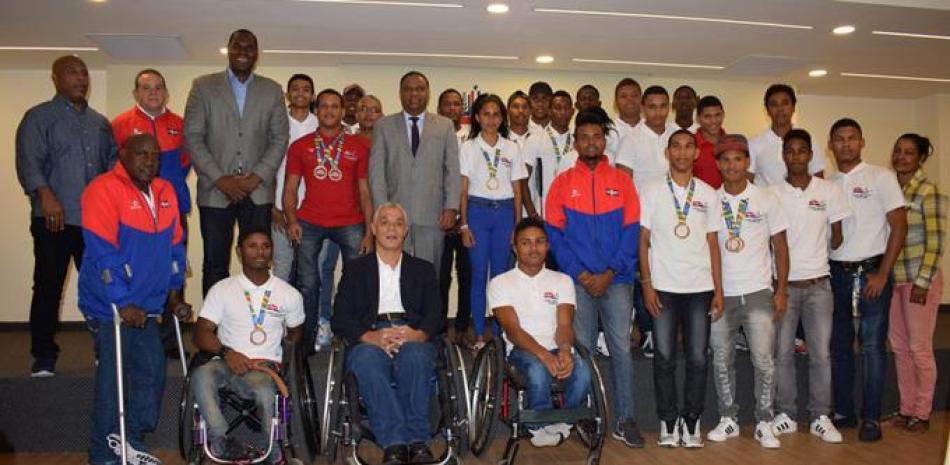 El ministro de Deportes, licenciado Danilo Díaz, junto a la delegación paralímpica que ganó nueve medallas, entre ellas una de oro, en los juegos celebrados en Sao Paulo, Brasil.
