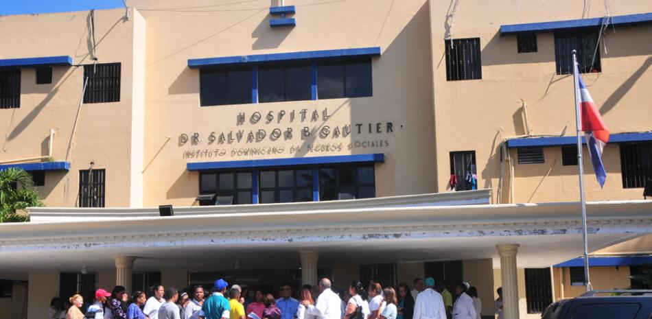 Personal de salud protesta frente al hospital Salvador B. Gautier en reclamo del pago de incentivos.