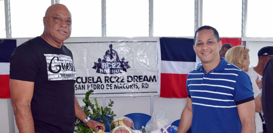 Jorge Minaya, director ejecutivo del INEFI, entrega útiles deportivos para la escuela RC22 Dream School, a José Canó, padre del estelar jugador de Grandes Ligas, Robinson Canó.