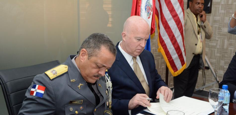La firma. El director general de Policía Nacional, mayor general Nelson Peguero Paredes, y el Comisionado de la Policía de Nueva York, James P. O’Neill, mientras suscribían ayer el convenio.