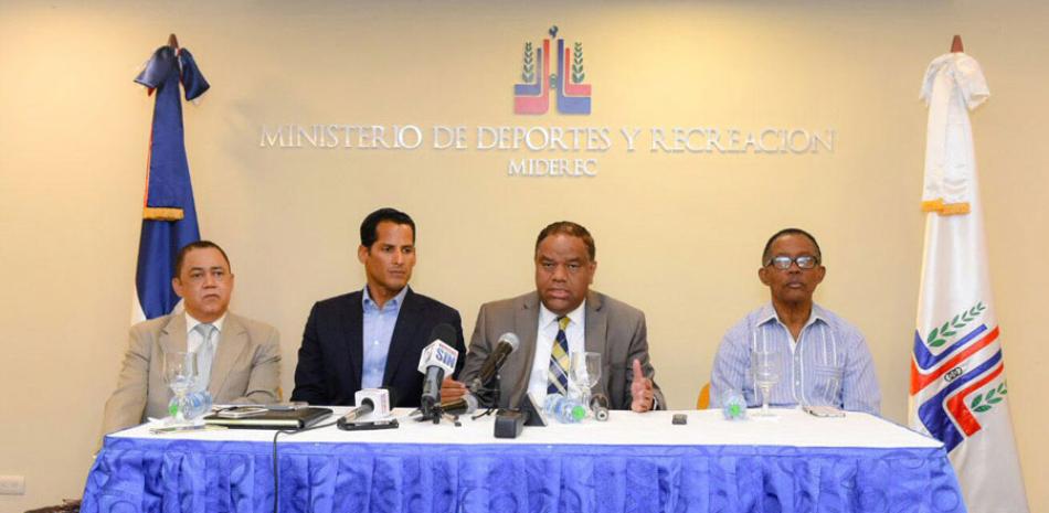 El ministro de Deportes Danilo Díaz ofrece detalles de la Asamblea del CADE, junto a los viceministros Juan José Báez (izquierda) y Marcos Díaz y al jefe del Gabinete ministerial Heriberto Morrison (derecha).