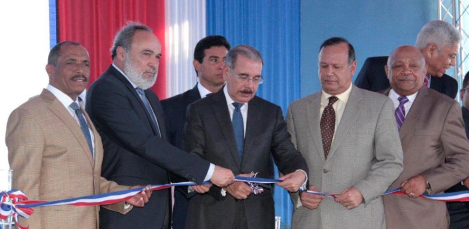 El presidente Danilo Medina encabeza la entrega del nuevo hospital, junto Francisco Pagán, Nelson Rodríguez, y otros.