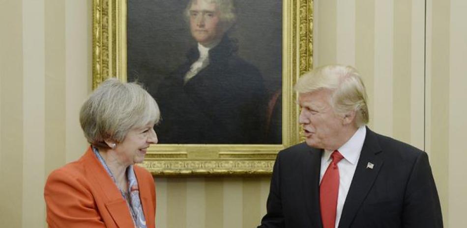 Foto archivo. El presidente estadounidense, Donald Trump saluda en la Casa Blanca a la primera minsitra británica, Theresa May.