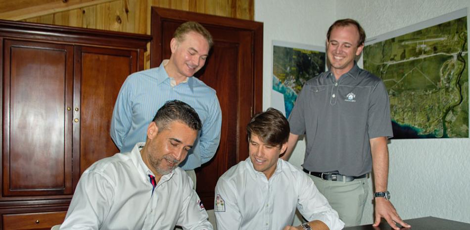 Los señores Andrés Pichardo Rosenberg y Willy Pumaron firman el acuerdo.