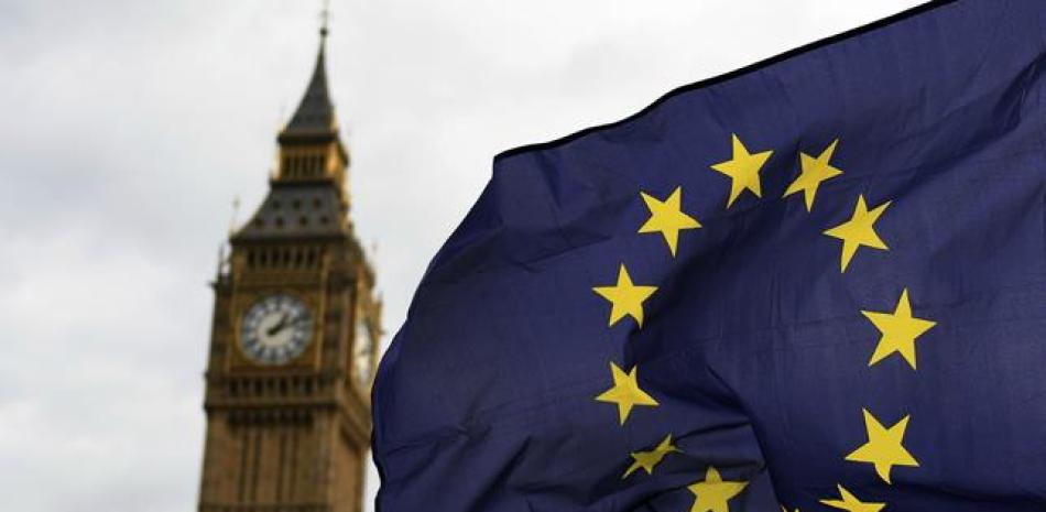 Foto de archivo. Una bandera de la UE hondea a las afueras del Parlamento en Londres, Reino Unido.