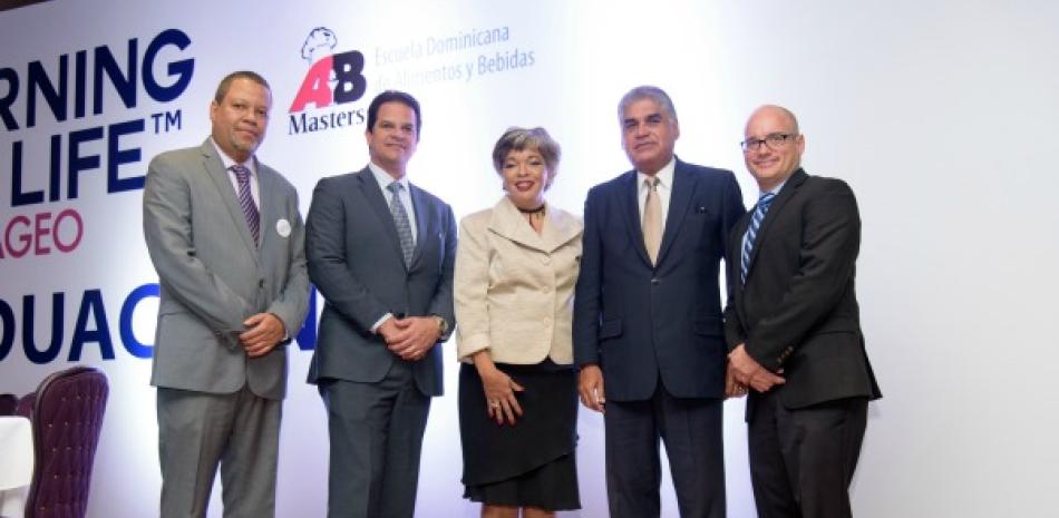Principal Juan Febles, JorgeTorres, Josselyn Sosa, Fausto Ferna´ndez y Patrick Flook.