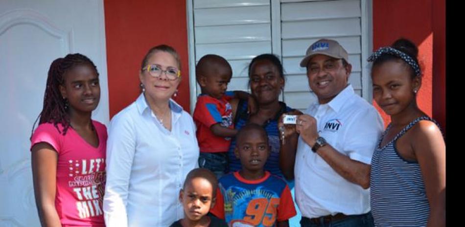 Asignación. Ángela María Roustand Ramos (Morena), y sus hijos, recibieron ayer las llaves de su nueva vivienda en Barrio Nuevo de Villa Mella. La entrega la hicieron el director del Invi, Mayobanex Escoto y la directora del Plan Social, Iris Guaba.