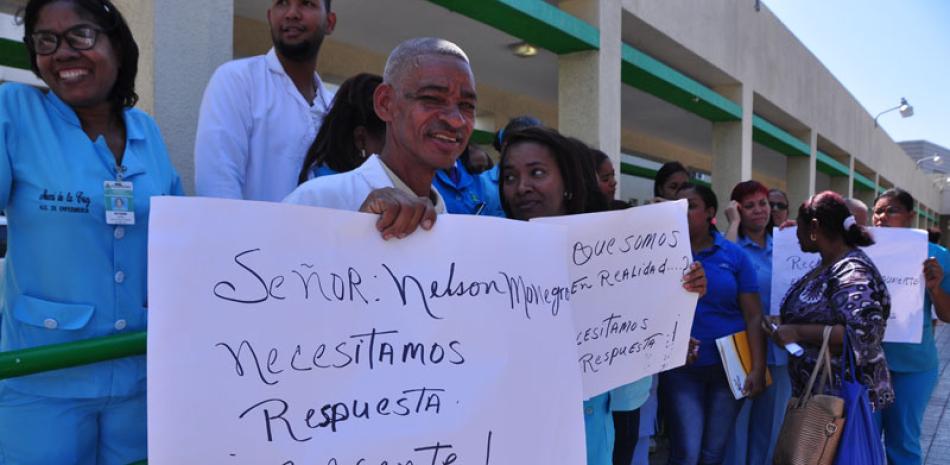 Enfermeras protestan frente al hospital Marcelino Vélez Santana, del sector de Herrera.
