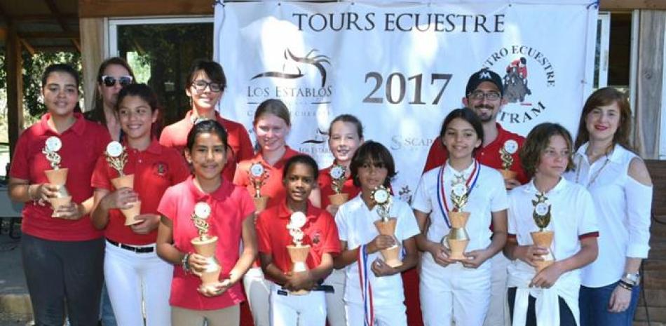 Un grupo de niños premiados en una de las categorías de base por su buen desempeño en la segunda prueba del Tour Ecuestre 2017.