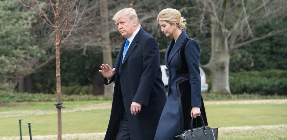 Donald Trump y su hija, Ivanka Trump, caminando por los jardines de la Casa Blanca. foto: archivo. NICHOLAS KAMM AFP