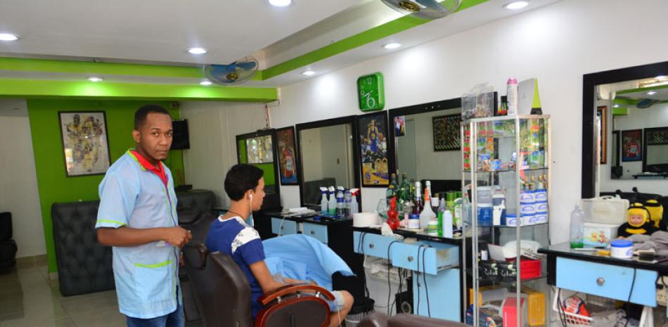Trabajo. Ramón Antonio Javier Aquino en plena faena profesional, en su barbería ubicada en el municipio Santo Domingo Este.