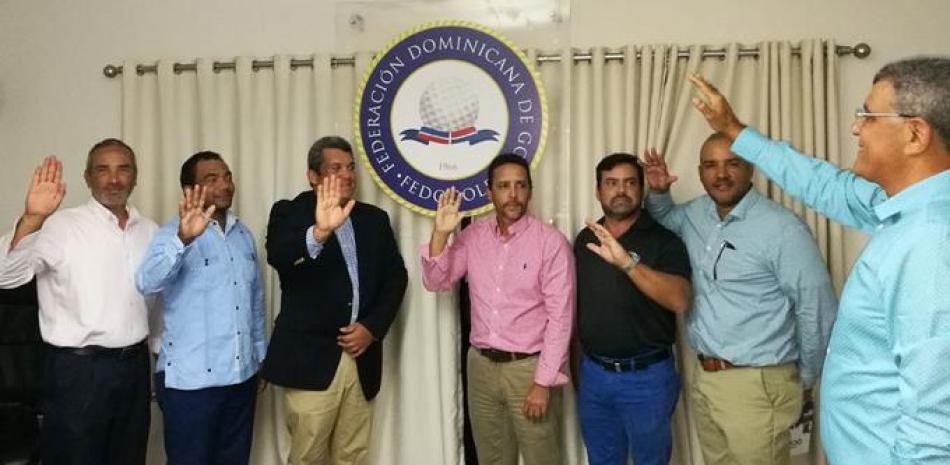 Rafael Villalona juramenta la nueva directiva de la Asociación de Golf de la provincia San Pedro de Macorís que preside Pedro Muñiz.