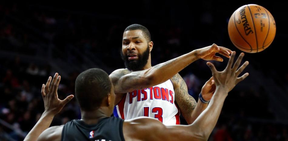 Marcus Morris, de Detroit Pistons, pasa el balón a un compañero ante la defensa de Isaiah Whitehead, de Brooklyn Nets.