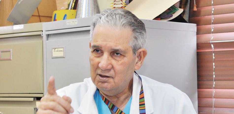 El doctor José Joaquín Puello entrevistado por El Deporte de LISTÍN DIARIO en su consultorio de CECANOT.