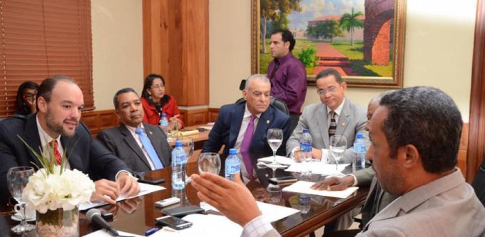 Encuentro. El presidente de Indotel, José Del Castillo Saviñón, se reunió con una comisión de senadores.