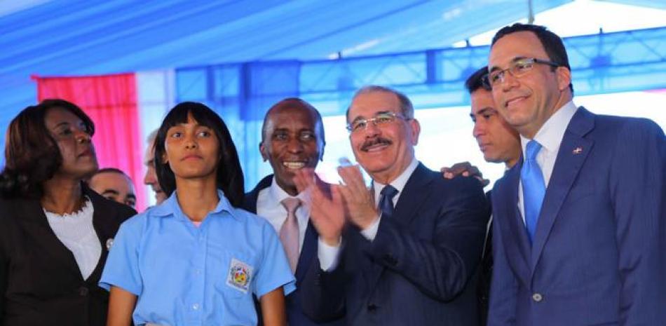 El presidente Danilo Medina, Andrés Navarro, Andrés de las Mercedes, Soranyi Soto y Rosa Peña, en Yaguate.