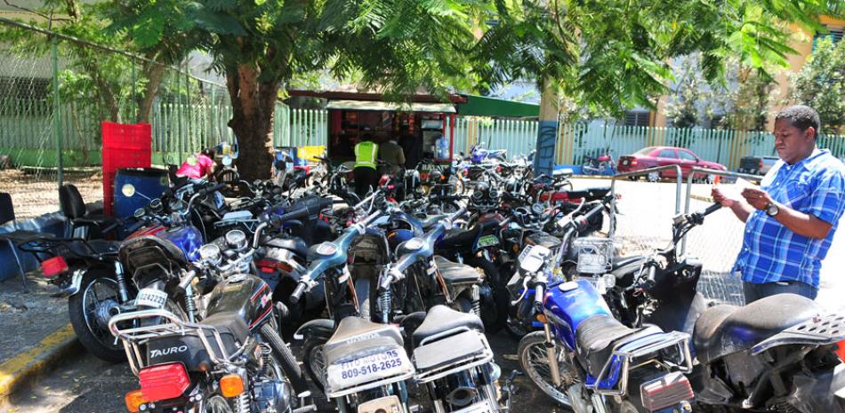 Retenciones. Motocicletas sin placas y sin registros se encontraban retenidas en los distintos destacamentos del Gran Santo Domingo y
otras provincias del país, a la espera del proceso de depuración que realizan las autoridades.