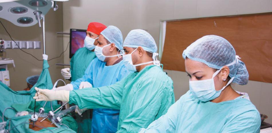 Equipo. Cirujanos del hospital Ney Arias Lora realizan una cirugía bariátrica en la unidad de ese centro.