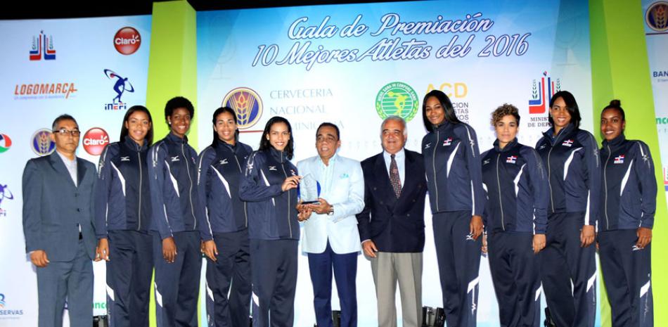 Henry Mejía y el ex ministro de Deportes Francisco --Cuqui-- Torres premian al equipo femenino de voleibol como Equipo del Año 2016.