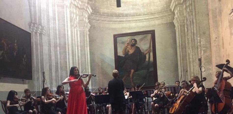 Violinista. La dominicana Aisha Syed realizó su debut en la ciudad de La Habana interpretando dos difíciles conciertos en una misma noche.