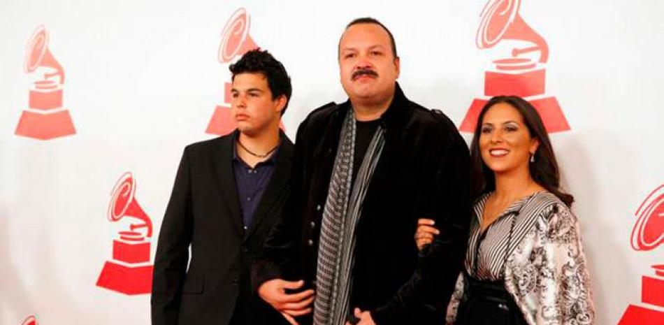 Famoso. El cantante regional mexicano Pepe Aguilar junto a su José Emiliano y una acompañante.
