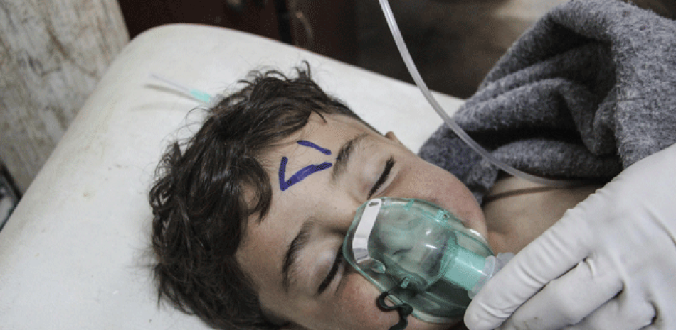 Un niño recibe tratamiento médico tras un supuesto ataque químico contra la localidad de Jan Shijún, en el sur de la provincia septentrional de Idleb, en Siria, 4 de abril de 2017.