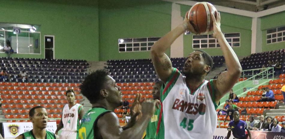 Gary Johnson busca hacer ofensiva para anotar dos de los 28 puntos que tuvo anoche en el juego. En la gráfica es asediado por Ollie Bailey, quien debutó anoche por San Carlos. Bameso triunfó 93-82.