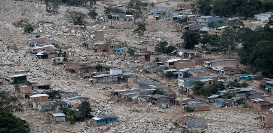 Piedras y restos rodean viviendas afectadas por la avancha desencadenada tras la crecida de los ríos que rodean Mocoa, que arrasaron la ciudad colombiana, el 4 de abril de 2017.