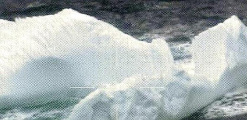 Esta fotografía de marzo de 2017 difundida por la Guardia Costera de Estados Unidos, efectuada por una cámara robot a bordo de una aeronave de reconocimiento, muestra icebergs que flotan cerca de los Grandes Bancos de Terranova en el Océano Atlántico Norte.