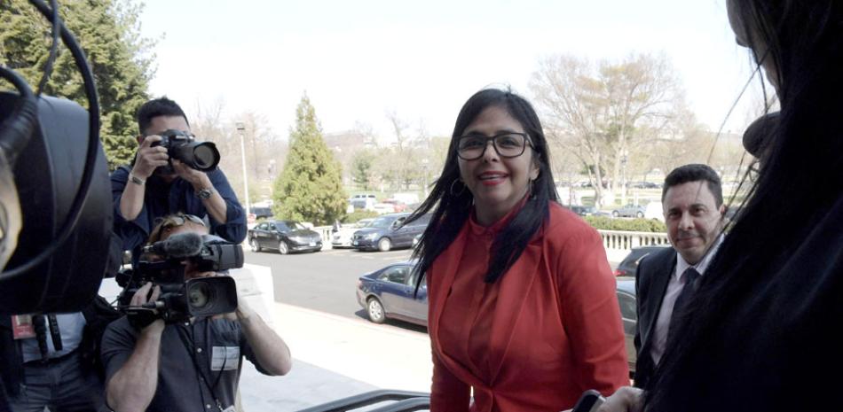 Archivo. La ministra de Relaciones Exteriores de Venezuela, Delcy Rodríguez, llega el 27 de marzo del 2017, a la sede de la OEA, en Washington, DC.