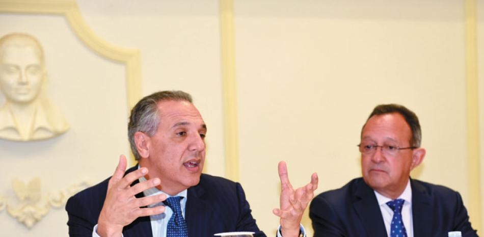 Autoridades. Los ministros José Ramón Peralta y Ángel Estévez encabezan la reunión.