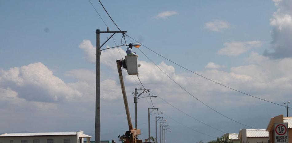 Electricidad. Unidades de la CDEEE trabajan en la sustitución de luminarias en Nuevo Boca de Cachón.