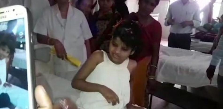Una niña aparece sentada en la cama de un hospital en esta imagen de un video en Bahraich, India, jueves 6 de abril de 2017. La niña fue hallada en un bosque conviviendo con monos. La policía intenta identificarla. La niña de entre 10 y 12 años no hablaba, estaba desnuda y demacrada cuando la hallaron en enero y la llevaron a un hospital en Bahraich. (KK Productions, via AP)