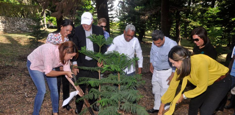 Actividad. Periodistas participaron en la jornada junto al director del Jardín Botánico, al conmemorar su día.