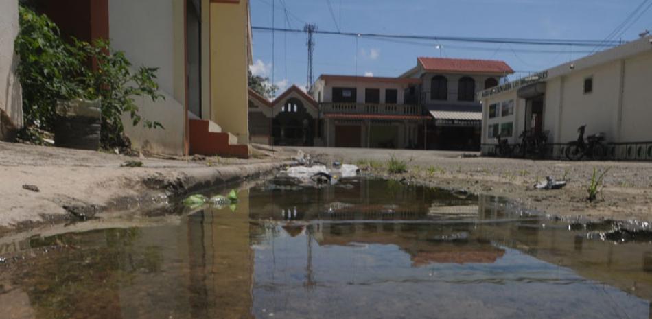 El problema en el sistema drenaje sanitario en Villa Tapia está causando contaminación.