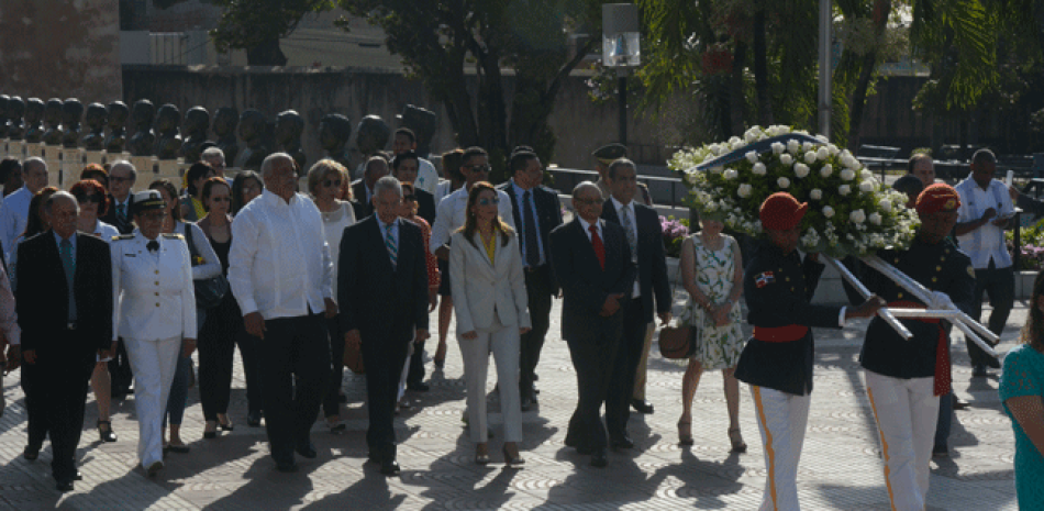 Momento en que funcionarios del Ministerio de Salud Pública y de la Organización Panamericana de la Salud (OPS) se dirigían a depositar la ofrenda floral en el Altar de la Patria.