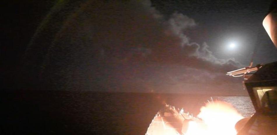 Momento del lanzamiento de un misil autodirigido desde el destructor USS Porter (DDG-78) en un punto sin especificar del Mar Mediterráneo, la madrugada de hoy, 7 de abril de 2017.