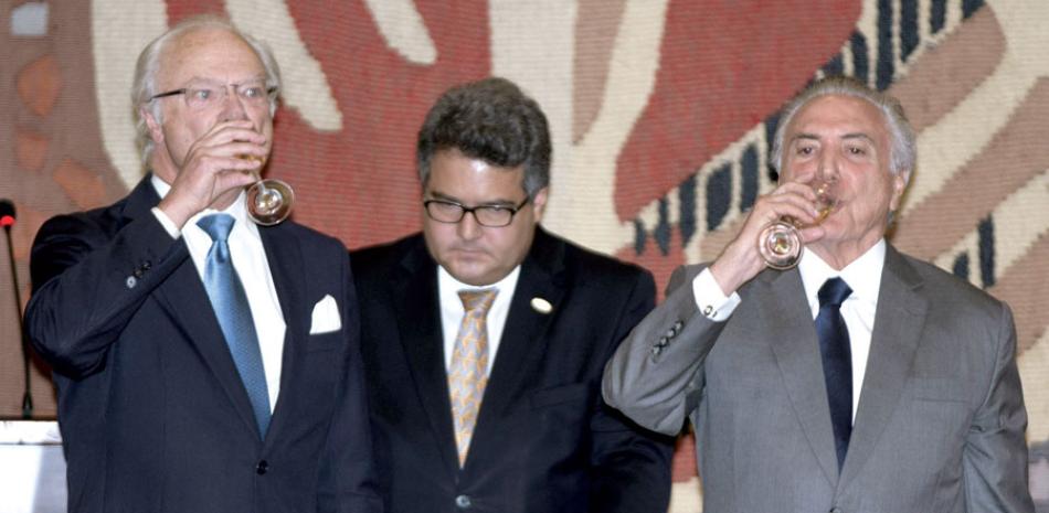 Gobierno. El presidente de Brasil, Michel Temer, brindando el pasado jueves con el rey de Suecia Carlos XVI Gustavo, quien visitó el país.